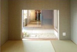 ダイニングの明かり取りに面した坪庭と和室