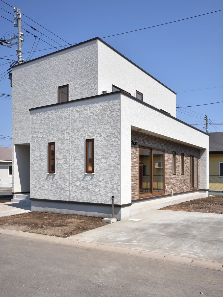 白い箱型の外観