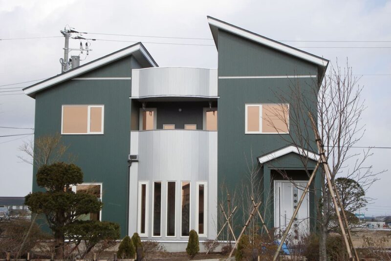 二つの屋根の家