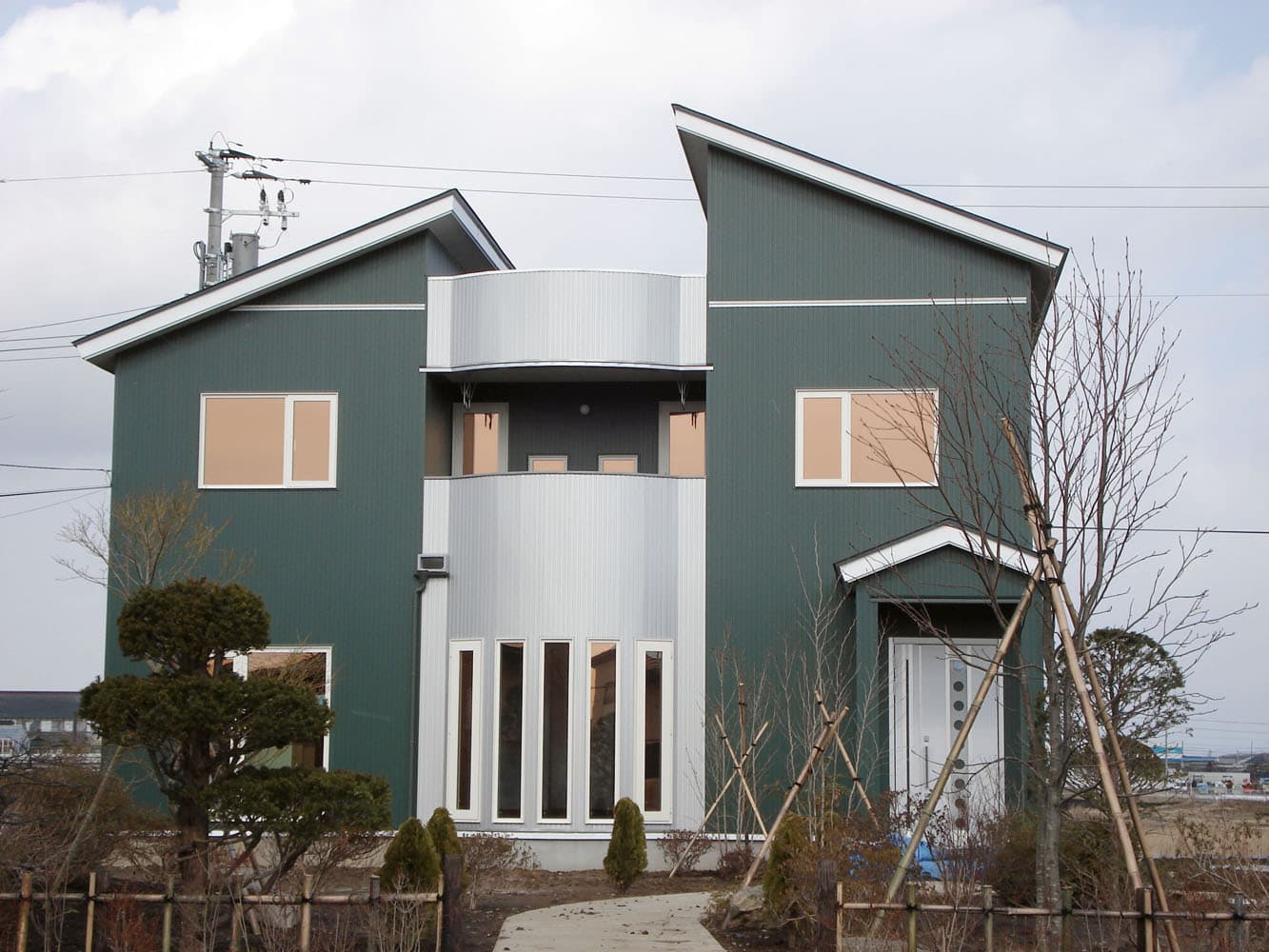 二つの屋根の家