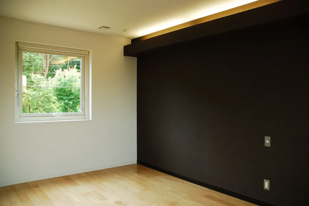 黒いアクセントウォールのある部屋